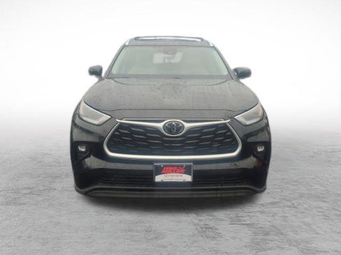 Used 2021 Toyota Highlander XLE AWD/4WD image 2