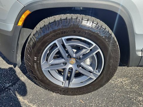 Used 2025 Rivian R1S Adventure image 31