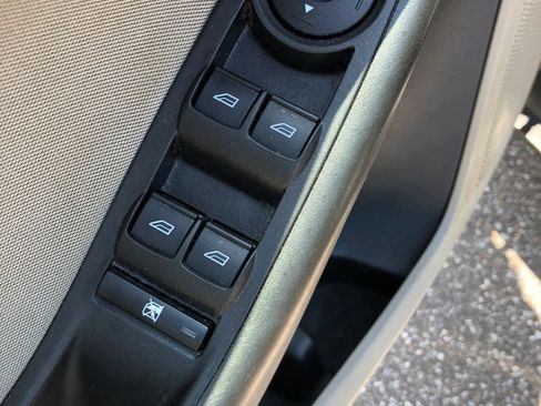 Used 2018 Ford Focus SE FWD image 17