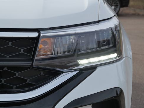 Used 2023 Volkswagen Taos SE image 9