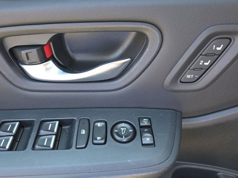 Used 2025 Honda Pilot TrailSport image 32