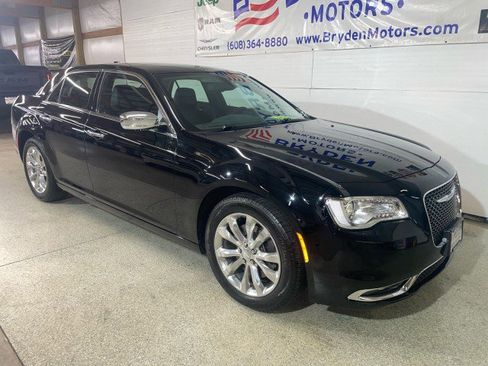 Used 2017 Chrysler 300 C image 3