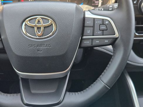 Used 2025 Toyota Highlander XLE AWD/4WD image 23
