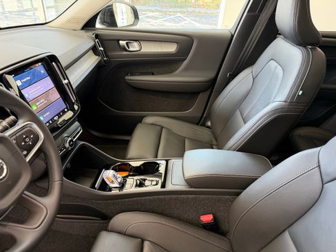 Certified 2025 Volvo XC40 B5 Plus AWD/4WD image 15