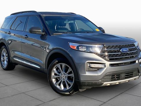 Used 2022 Ford Explorer XLT w/ Equipment Group 202A image 3