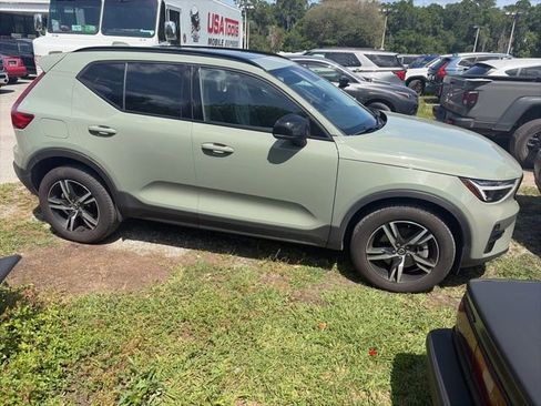 Used 2024 Volvo XC40 B5 Core image 1