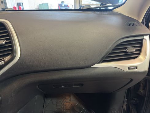 Used 2018 Jeep Cherokee Latitude Plus w/ Comfort/Convenience Group image 21