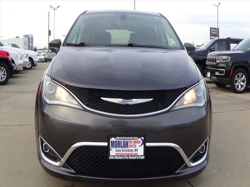 Used 2020 Chrysler Pacifica Touring w/ Tire & Wheel Group image 3