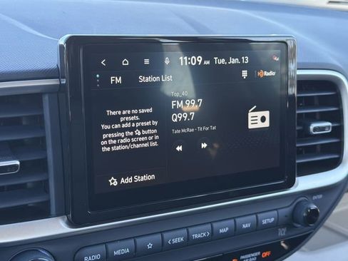 Certified 2025 Hyundai Venue Limited FWD image 29