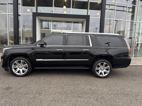 Used 2019 Cadillac Escalade ESV Premium Luxury image 2