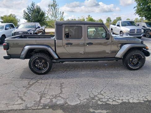 Used 2025 Jeep Gladiator Mojave AWD/4WD image 2