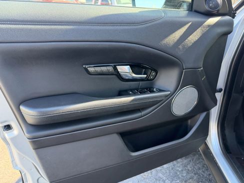 Used 2019 Land Rover Range Rover Evoque SE AWD/4WD image 9