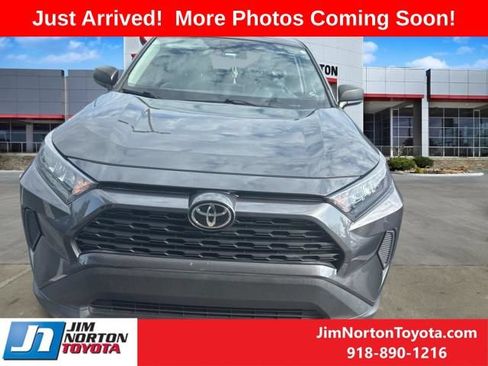 Used 2022 Toyota RAV4 LE FWD image 2