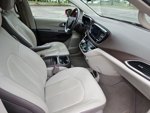Used 2018 Chrysler Pacifica Touring-L FWD image 11