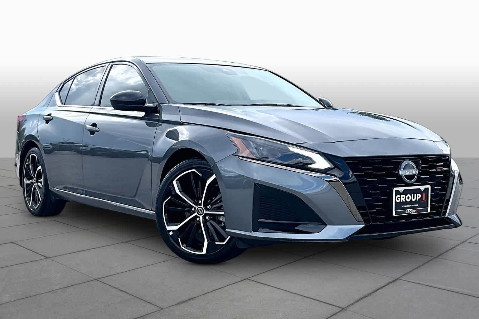 Used 2025 Nissan Altima 2.5 SR w/ SR Premium Package FWD image 3