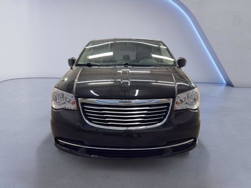 Used 2016 Chrysler Town & Country Touring image 2