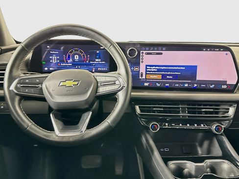 Used 2025 Chevrolet Traverse LT FWD image 18