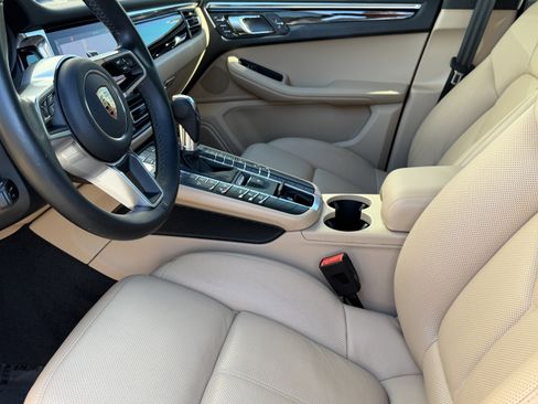 Certified 2020 Porsche Macan image 4