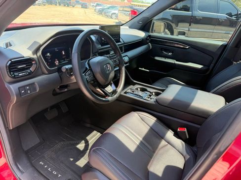 Used 2025 Honda Pilot Black Edition image 25