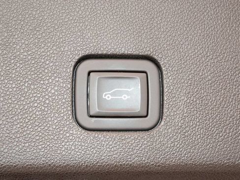 Used 2023 Cadillac XT6 Premium Luxury w/ Technology Package AWD/4WD image 17