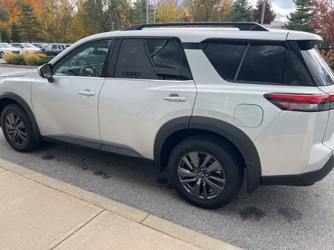 Used 2022 Nissan Pathfinder SV image 35