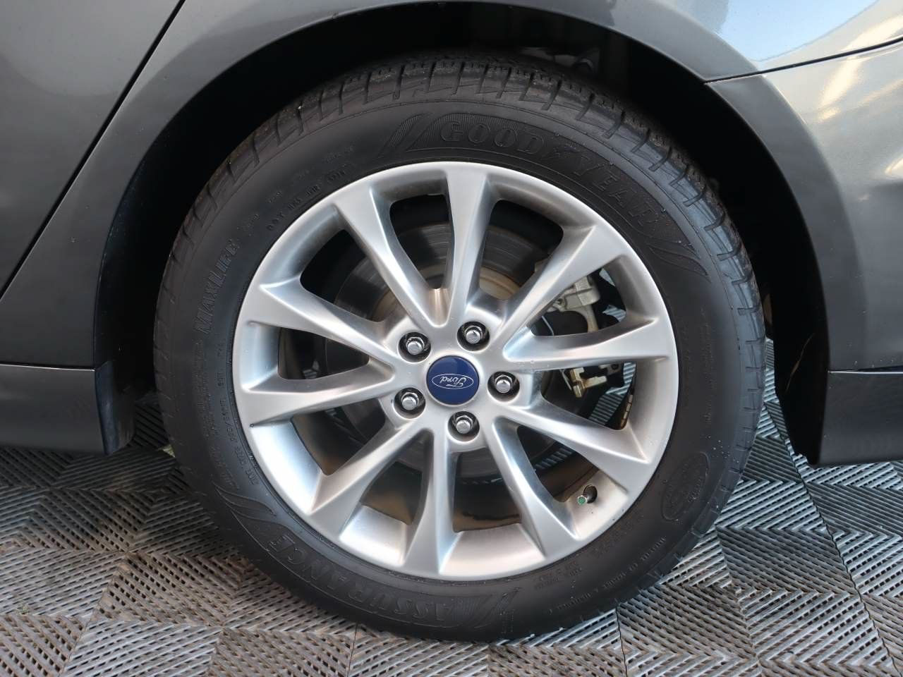 Used 2017 Ford Fusion SE FWD image 14