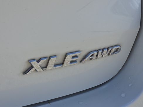 Used 2019 Toyota Highlander XLE AWD/4WD image 11