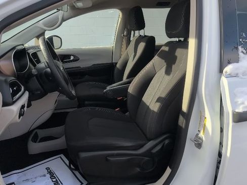 Used 2021 Chrysler Voyager L image 15