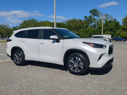 Certified 2024 Toyota Highlander XLE image 2