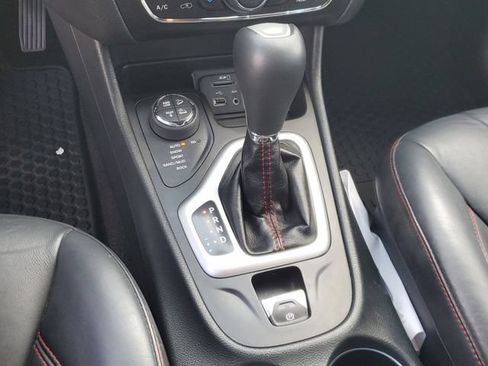 Used 2015 Jeep Cherokee Trailhawk w/ Comfort/Convenience Group AWD/4WD image 29