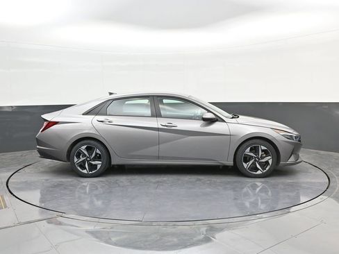 Used 2023 Hyundai Elantra SEL w/ Convenience Package FWD image 9