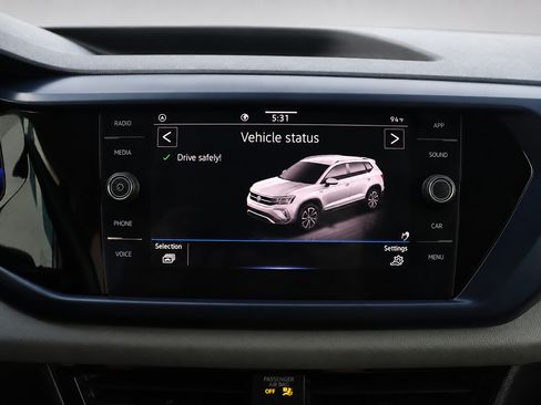 Used 2022 Volkswagen Taos SE w/ Panoramic Sunroof Package FWD image 34