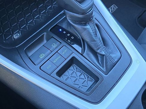 Used 2021 Toyota RAV4 LE image 27