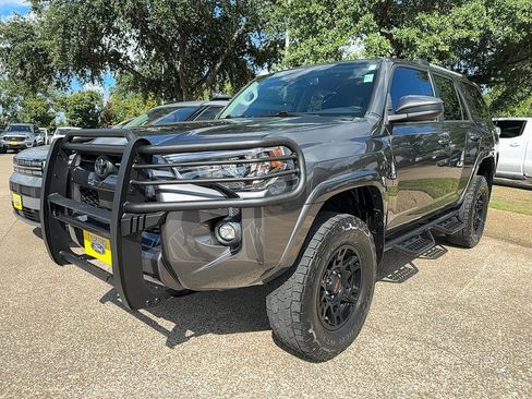 Used 2021 Toyota 4Runner SR5 image 3