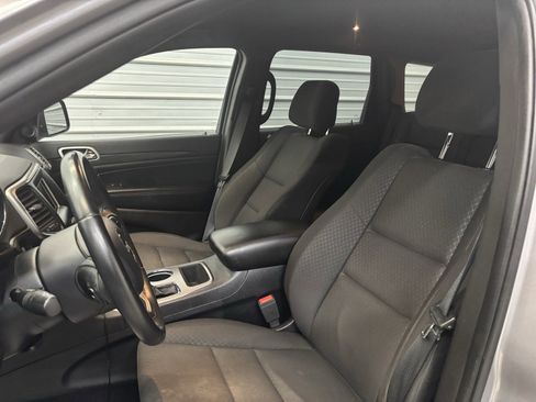 Used 2019 Jeep Grand Cherokee Laredo image 13