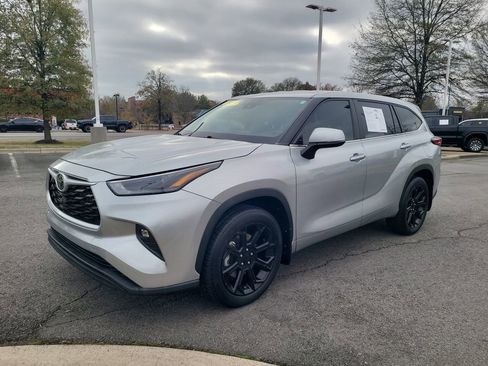 Used 2023 Toyota Highlander LE image 7