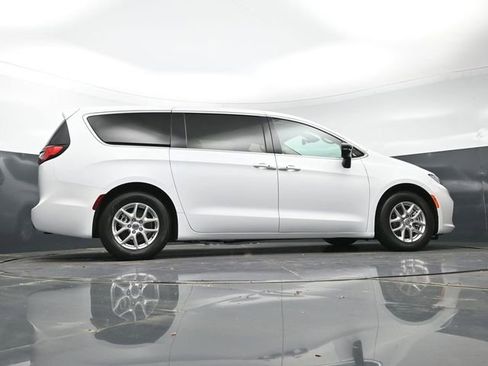 Used 2024 Chrysler Pacifica Touring-L image 37