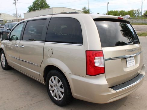 Used 2015 Chrysler Town & Country Touring w/ Driver Convenience Group FWD image 6
