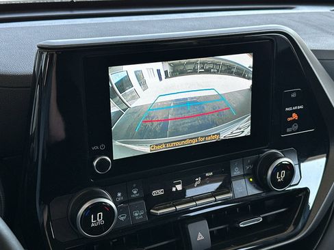 Used 2025 Toyota Highlander LE FWD image 18