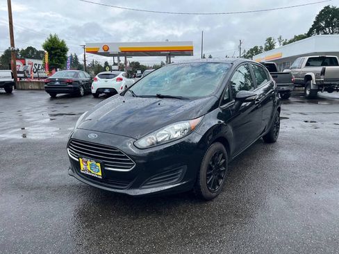 Used 2014 Ford Fiesta SE FWD image 2