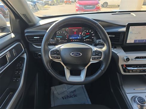 Used 2024 Ford Explorer XLT image 15
