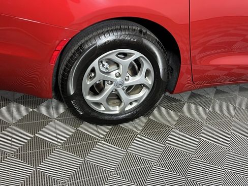 Certified 2024 Chrysler Pacifica Limited image 28