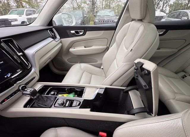 Used 2020 Volvo XC60 T5 Momentum FWD image 27