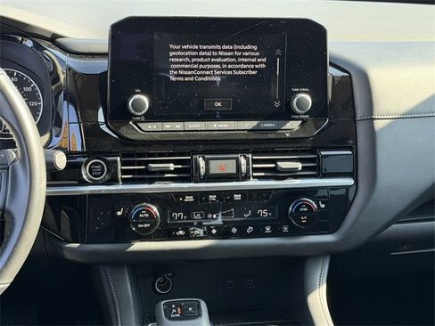 Used 2024 Nissan Pathfinder SV image 16