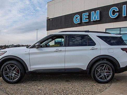 Used 2025 Ford Explorer ST-Line w/ Premium Package image 2