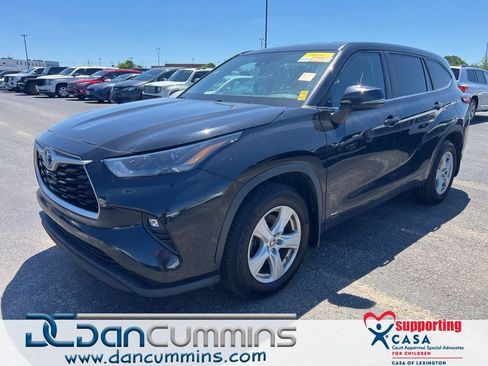 Used 2023 Toyota Highlander LE AWD/4WD image 1