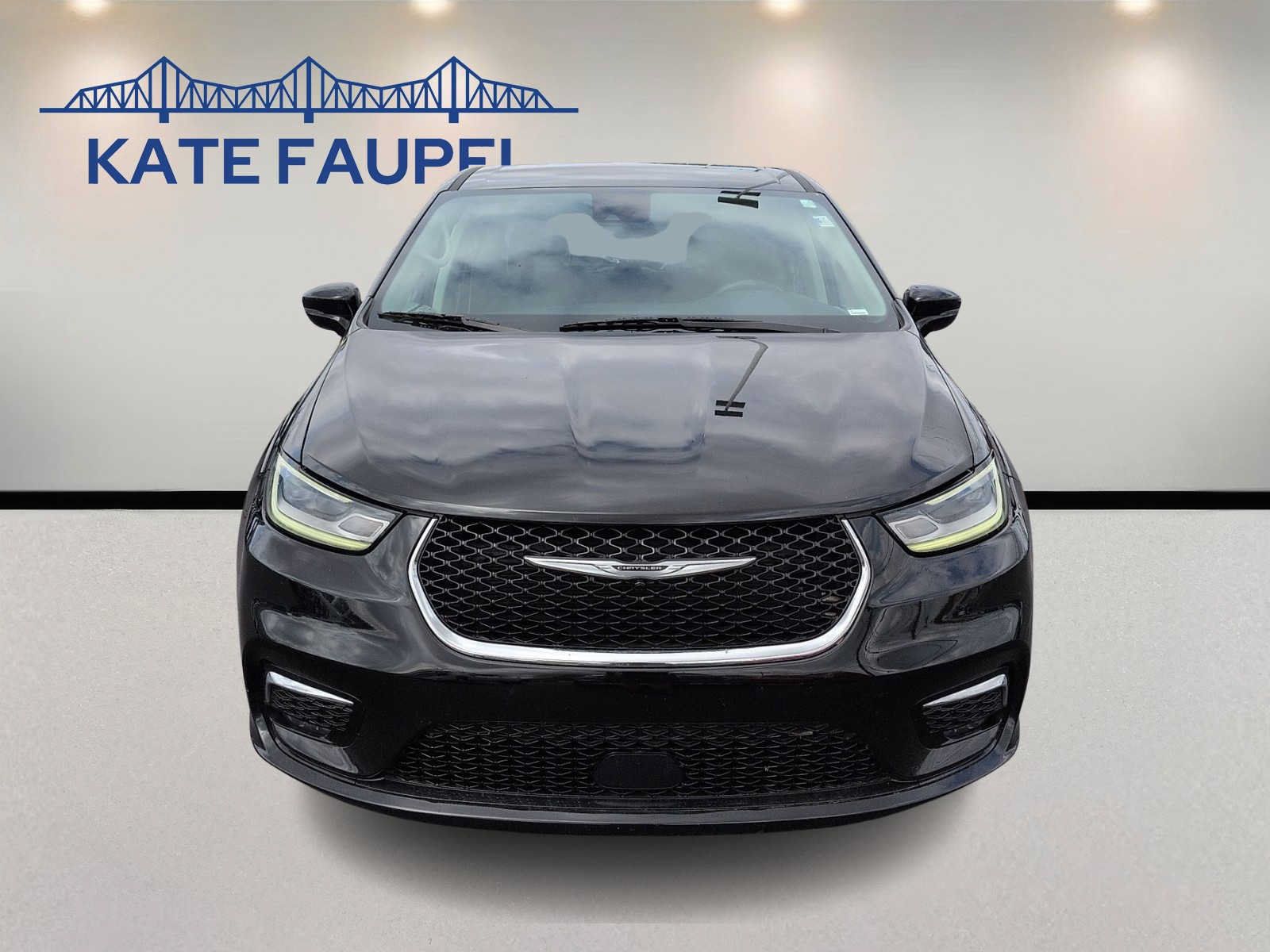 Used 2024 Chrysler Pacifica Touring-L FWD image 2