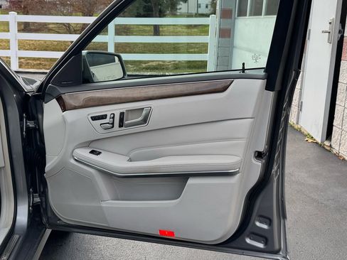 Used 2014 Mercedes-Benz E 350 4MATIC Wagon image 39