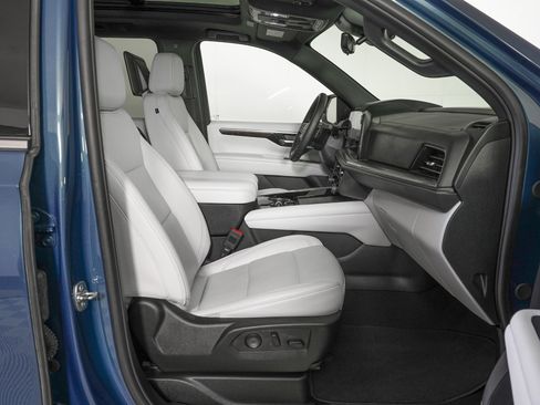 Used 2025 Chevrolet Suburban Premier image 9