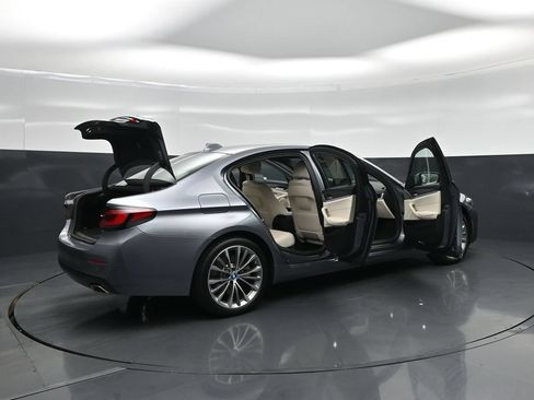Used 2022 BMW 530e w/ Convenience Package RWD image 5